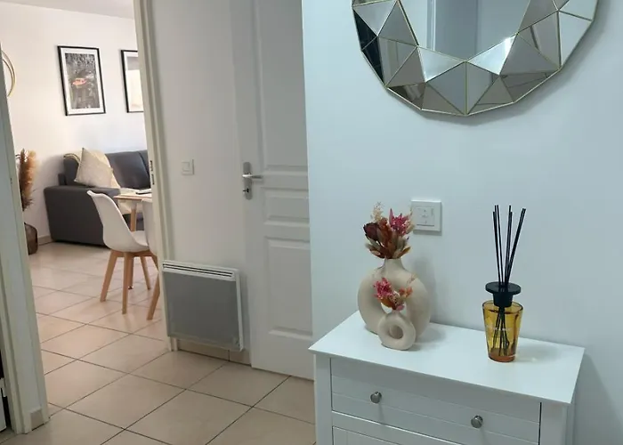 Daire Cosy Apartment, 1 Min Walk To Beach, Heart Of Juan-Les-Pins *